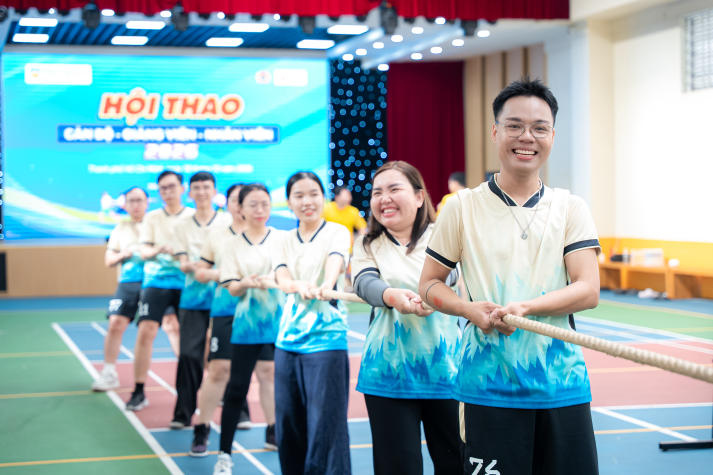 [Hội thao CB-GV-NV 2026] Trở lại với sức mạnh ấn tượng, liên quân Văn phòng Trường giành ngôi vương Kéo co 84