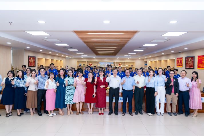 [Video] Sinh viên Khoa Thú y - Chăn nuôi toả sáng bản lĩnh nghề nghiệp tại Chung kết “Tôi là bác sĩ Thú y” 2025 14