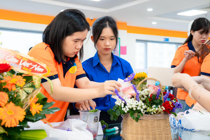 [Ảnh] Khoảnh khắc đẹp tại cuộc thi cắm hoa 20/11: Sinh viên HUTECH gửi trọn yêu thương đến các nhà giáo 25