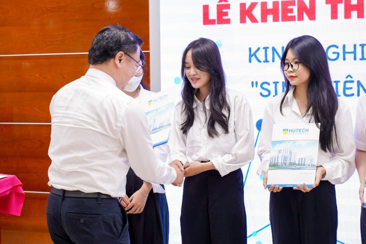 Bạn Nguyễn Hồng Đức và 40 sinh viên tiêu biểu HKI năm học 2022 - 2023 được Khoa Dược tuyên dương, khen thưởng 55