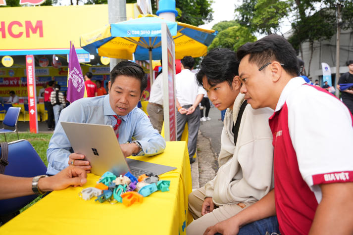 HUTECH cùng sĩ tử 2k8 tháo gỡ băn khoăn chọn Trường tại Ngày hội lựa chọn nguyện vọng xét tuyển 2026 40