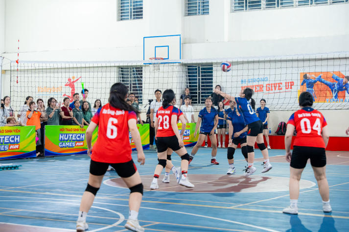 Chung kết Bóng chuyền nữ HUTECH GAMES 2026: Ngôi vương gọi tên Khoa Marketing - Kinh doanh quốc tế 56