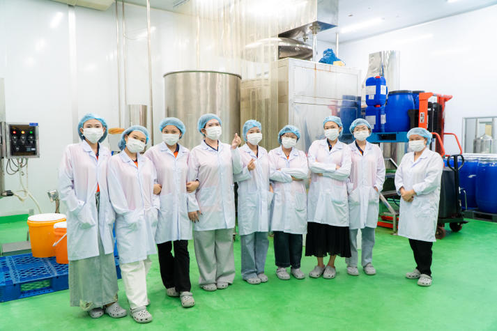 Sinh viên Công nghệ thẩm mỹ khám phá hậu trường ngành làm đẹp tại Nhà máy mỹ phẩm Labcos 57