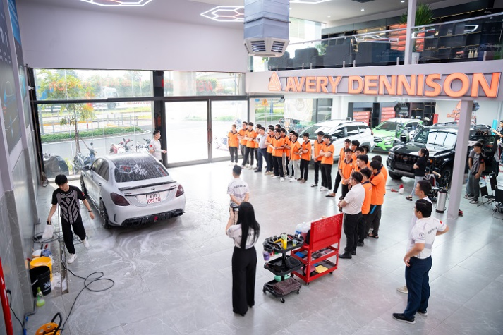 Sinh viên VKIT “chạm tay” công nghệ chăm sóc xe tại Avery Dennison Graphics Vietnam 40