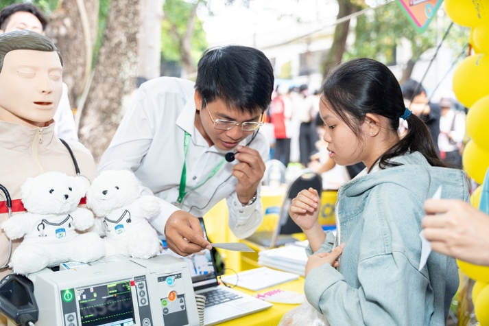 HUTECH khoe sắc vàng tươi tại Ngày hội tư vấn tuyển sinh - hướng nghiệp 2025 49