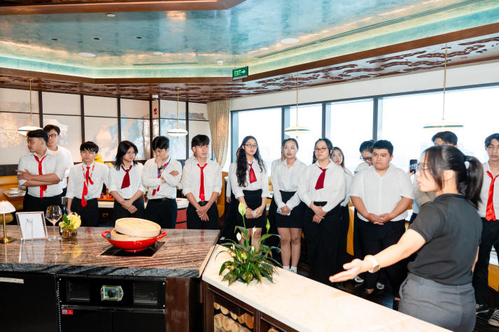 [Ảnh] Sinh viên Quản trị Du lịch - Nhà hàng - Khách sạn khám phá dịch vụ cao cấp tại Hilton Saigon 59