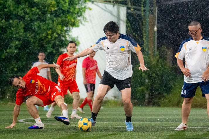 [Hội thao CB-GV-NV 2026] Hai chiến thắng sít sao tiếp tục “đốt nóng” đường đua bóng đá 80