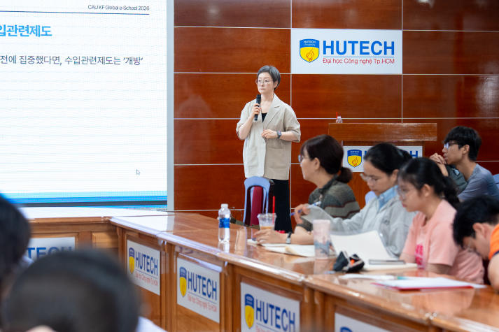 Sinh viên Khoa Hàn Quốc học khám phá “đòn bẩy” đưa doanh nghiệp Hàn Quốc vươn tầm toàn cầu 50