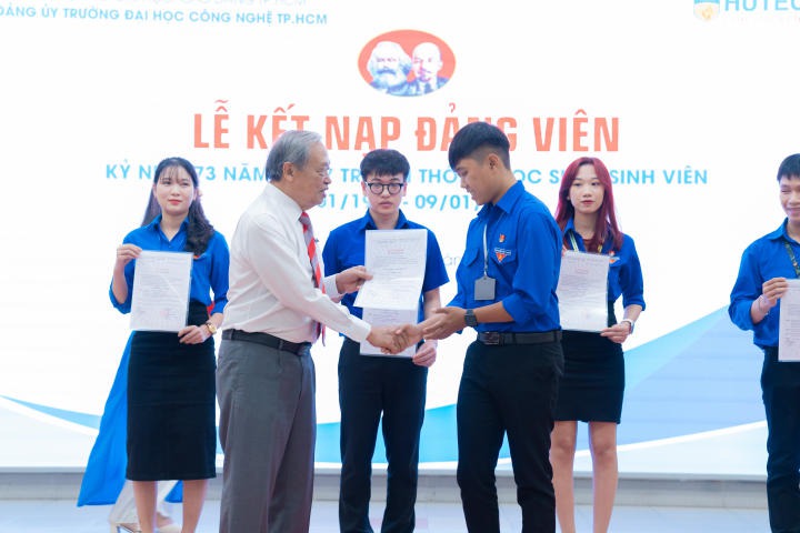 HUTECH kết nạp 05 Đảng viên mới nhân Kỷ niệm 73 năm ngày Truyền thống Học sinh - Sinh viên Việt Nam 31