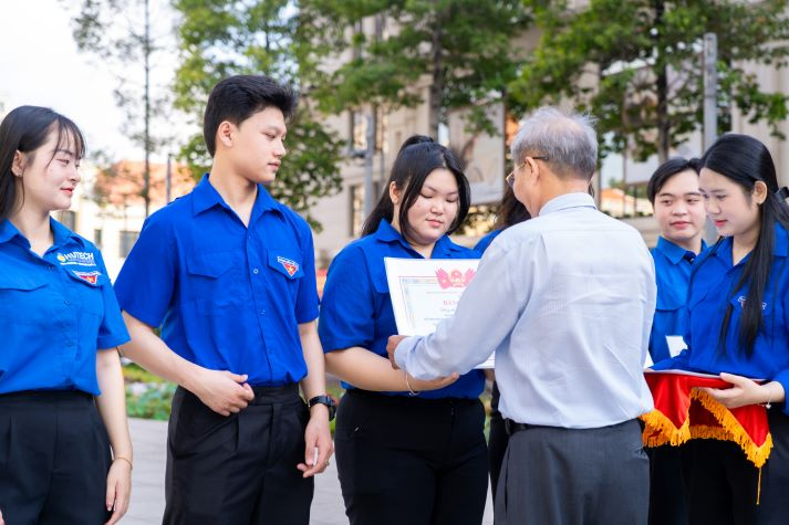 Tuổi trẻ HUTECH dâng hoa tưởng nhớ Bác, tiếp nối giá trị lịch sử và tinh thần cống hiến 79