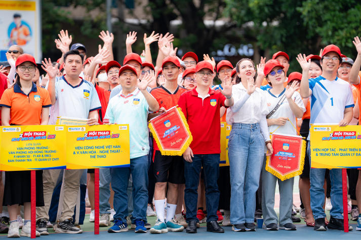 [Video] Sôi động, gắn kết và bùng nổ tại Hội thao Cán bộ - Giảng viên - Nhân viên HUTECH 2025 124