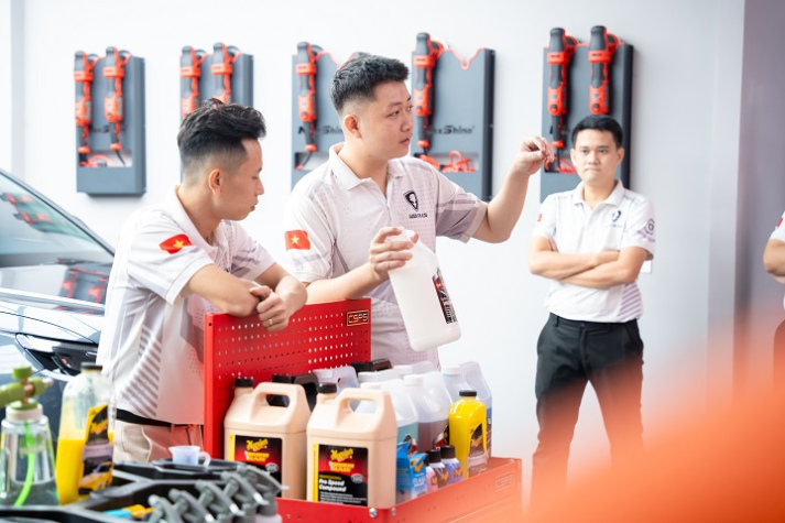 Sinh viên VKIT “chạm tay” công nghệ chăm sóc xe tại Avery Dennison Graphics Vietnam 47