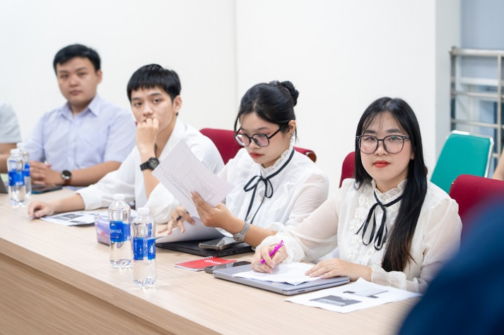 Business Administration students approach global economic policy with expert from Marquette University 43