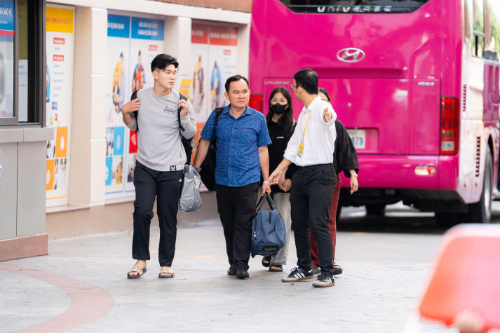 Tân sinh viên HUTECH đến trường nhập học từ sáng sớm 12