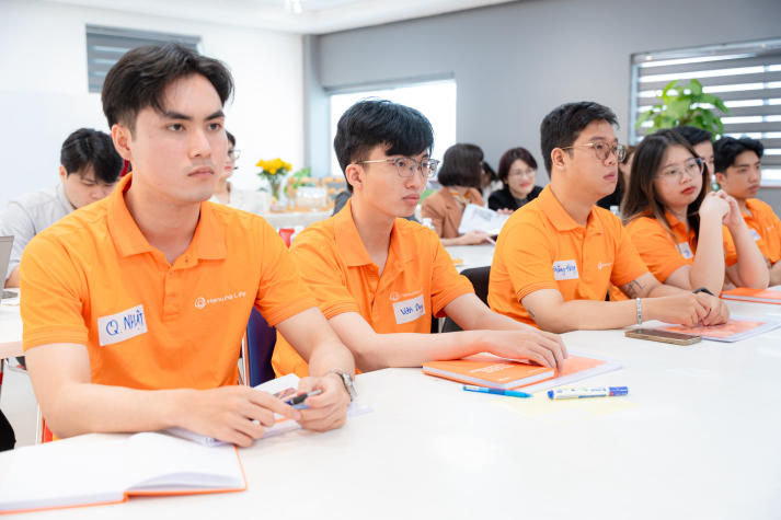 [Video] Sinh viên HUTECH tìm hiểu kiến thức ngành công nghệ tài chính cùng chuyên gia Hanwha Life 88