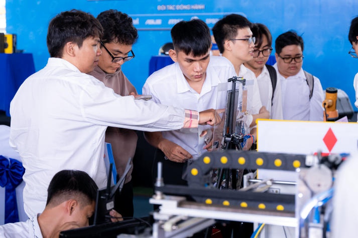 [Video] Sinh viên “khoe” hơn 200 đồ án tốt nghiệp ấn tượng trước doanh nghiệp tại HUTECH TECHSHOW 2024 43