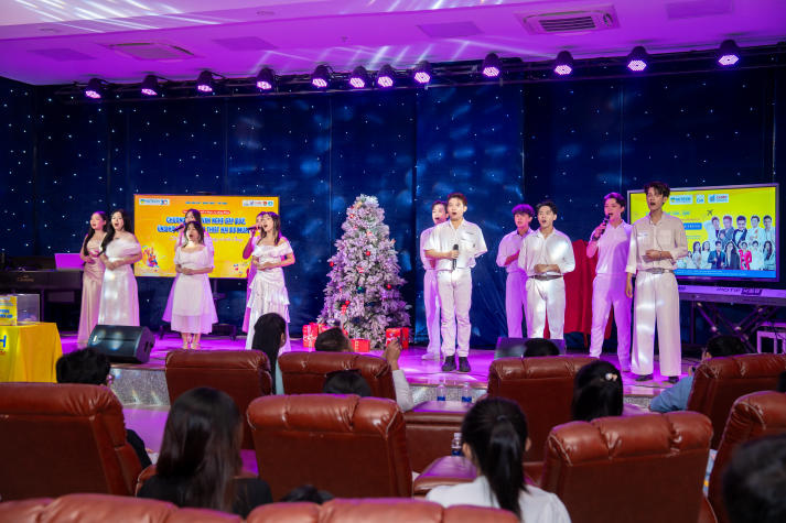 Viện Văn hóa - Nghệ thuật - Thể thao HUTECH thắp sáng tinh thần tương thân tương ái qua chương trình nghệ thuật 10