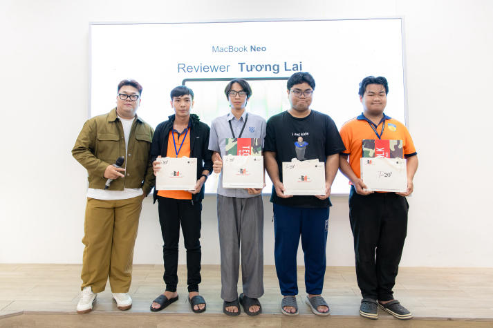 IT-ers HUTECH cùng Gà Tổng “test” MacBook Neo, khám phá công nghệ cho học tập và sáng tạo 105