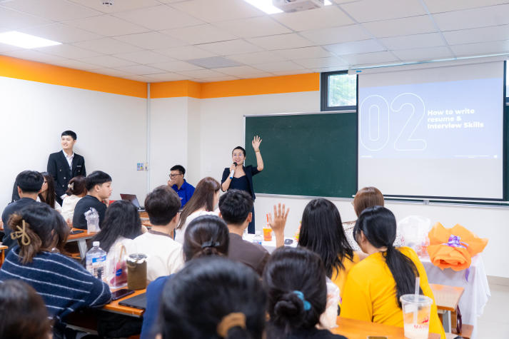 Sinh viên Khoa Tiếng Anh khai mở cơ hội nghề nghiệp trong lĩnh vực CSKH và Call Center 55