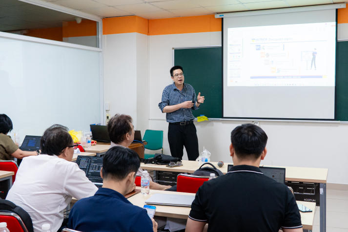Giảng viên Khoa Công nghệ thông tin nâng cao năng lực viết và công bố nghiên cứu quốc tế 80
