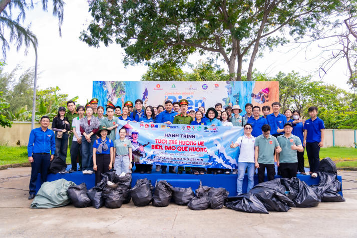 [Ảnh] Chi bộ 17 HUTECH nối dài tinh thần bảo vệ chủ quyền biển đảo tại Đồn Biên phòng Cần Thạnh (Cần Giờ) 73