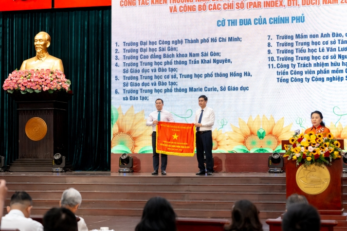 HUTECH vinh dự nhận Cờ thi đua của Chính phủ, tiếp tục khẳng định vị thế dẫn đầu 45
