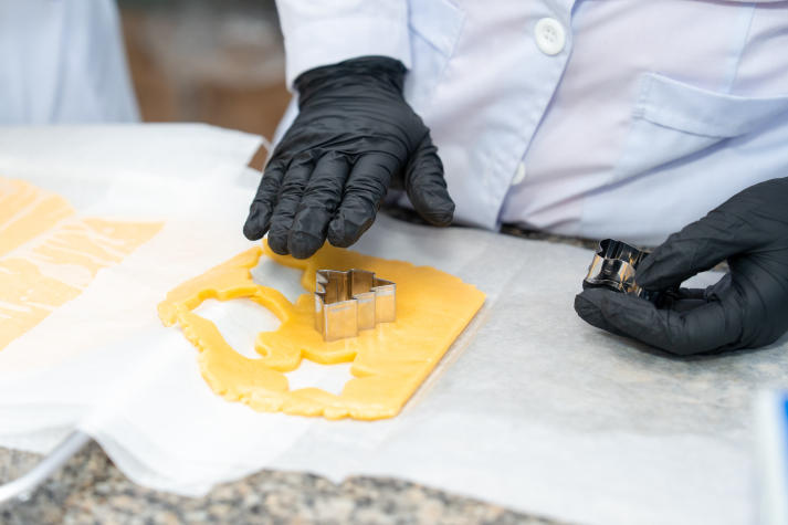 [Video] Sinh viên Công nghệ thực phẩm HUTECH trải nghiệm làm bánh quy gừng, lan tỏa sắc màu Giáng sinh 64