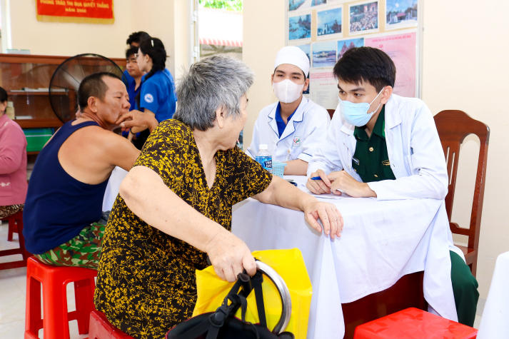 Tuổi trẻ Khoa Khoa học Xã hội và Quan hệ Công chúng tổ chức khám bệnh miễn phí cho hơn 200 người dân tại TP. Phan Thiết 40