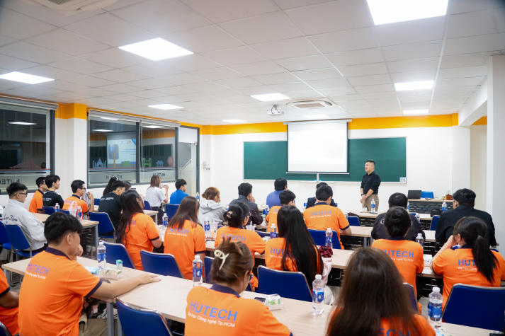 Sôi nổi ngày hội Chào đón Tân sinh viên Khoa Hệ thống thông tin quản lý: Khởi đầu hành trình kết nối công nghệ và kinh tế 52