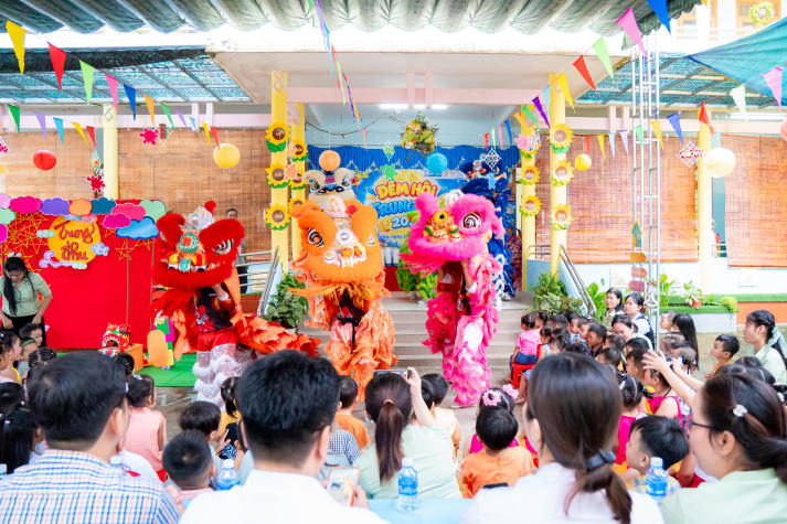 Khoa Tài chính - Thương mại nối dài mùa trăng sẻ chia cùng thiếu nhi 105