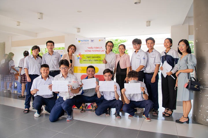 Sinh viên Tâm lý học HUTECH chia sẻ về tâm lý chọn ngành đại học cùng học sinh trường THPT Nguyễn Hữu Thọ 13