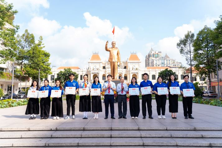 Tuổi trẻ HUTECH dâng hoa tưởng nhớ Bác, tiếp nối giá trị lịch sử và tinh thần cống hiến 86