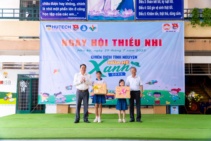 Điểm tin hoạt động Mùa hè xanh HUTECH 2025: Mặt trận TP.HCM sôi nổi với loạt công trình ý nghĩa 207