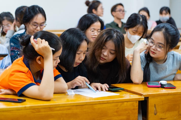 Sinh viên Khoa Trung Quốc học rèn kỹ năng ngôn ngữ về du lịch qua cuộc thi học thuật 35