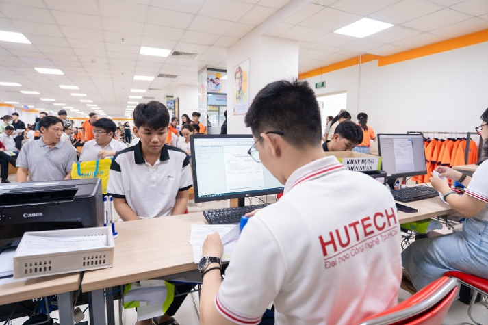 Tiếp bước anh trai, cặp anh em sinh đôi nhập học tại HUTECH 23