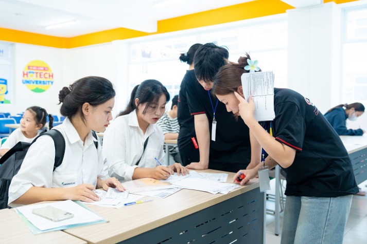 Đại gia đình 11 người “hộ tống” tân sinh viên đến HUTECH nhập học 24