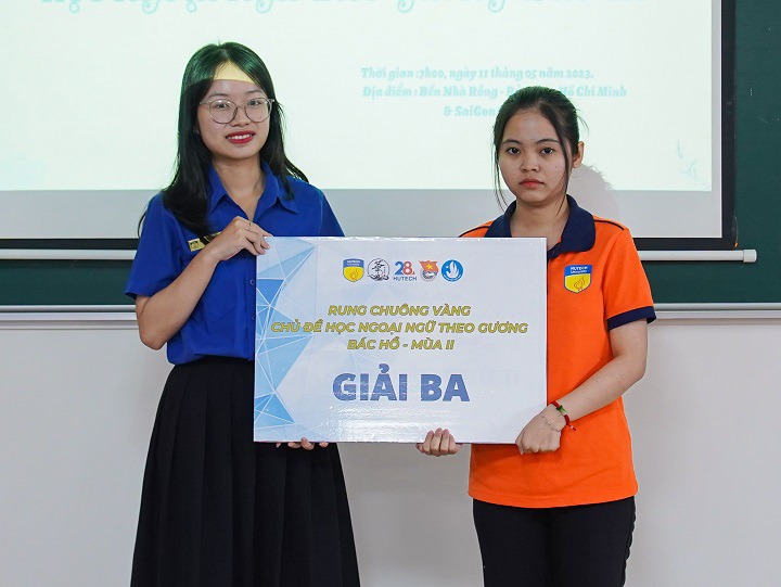 Sinh viên Khoa Trung Quốc học học ngoại ngữ theo gương Bác Hồ qua cuộc thi Rung chuông vàng 77