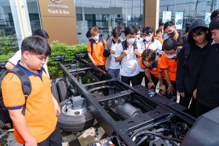 Sinh viên VKIT tìm hiểu quy trình sữa chữa, kiểm định chất lượng ô tô qua chuyến tham quan Truck & Bus Hyundai Trường Chinh 63