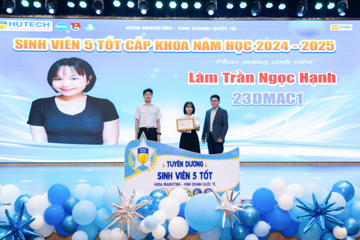 Nhiều kỳ vọng từ Hội nghị tổng kết và phát động phong trào sinh viên năm học 2025-2026 của Khoa Marketing - Kinh doanh quốc tế 71