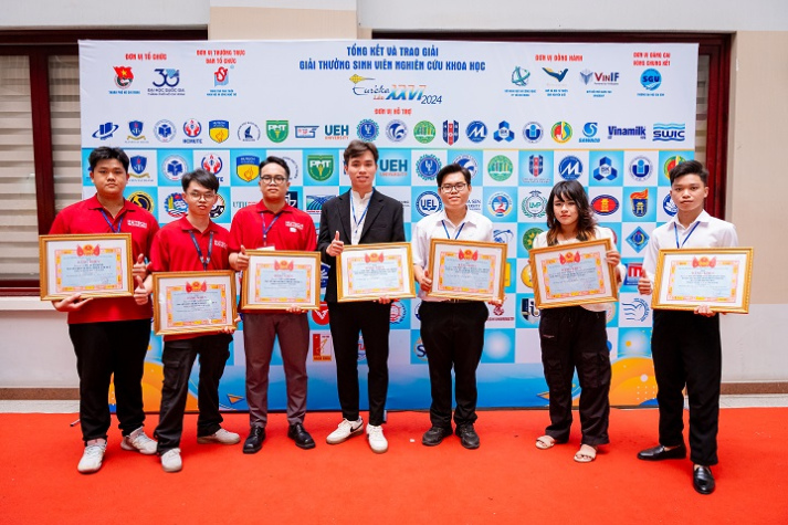 Sinh viên HUTECH bứt phá tri thức, chinh phục loạt giải thưởng học thuật ấn tượng 48
