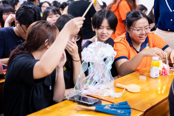 Sinh viên Khoa Trung Quốc học trang trí lồng đèn gởi tặng các em nhỏ tàn tật, mồ côi 58