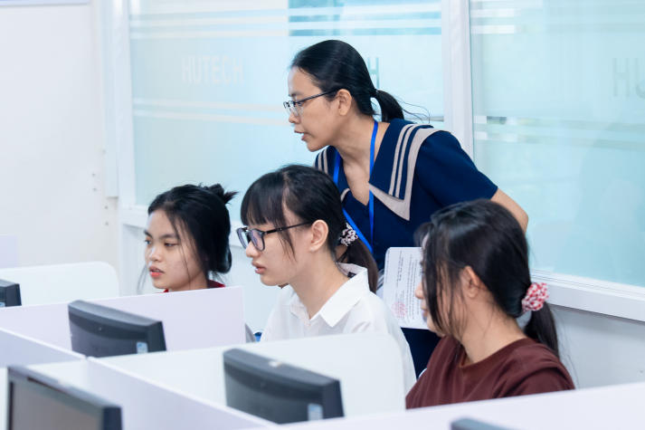 HUTECH phối hợp UEF tổ chức thành công kỳ thi V-SAT 2026 cho gần 1.000 thí sinh 90