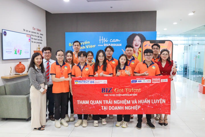 Nhiều kiến thức hữu ích cho sinh viên tại buổi tham quan Guardian 8