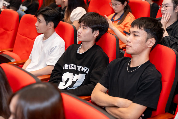 [Video] Khi sinh viên PR HUTECH kể chuyện “đời” bằng lăng kính phim phóng sự 37