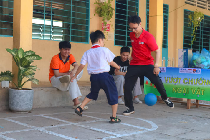 Hành trình tuổi trẻ HUTECH gieo yêu thương, nâng bước em đến lớp 35