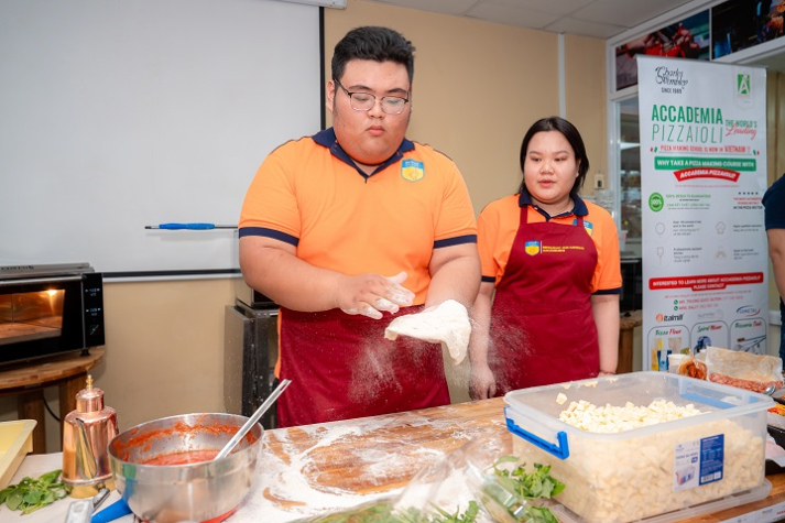 [Video] Top 4 Giải vô địch Pizza Thế giới 2025 hướng dẫn sinh viên Quản trị nhà hàng làm pizza “chuẩn Ý” 30