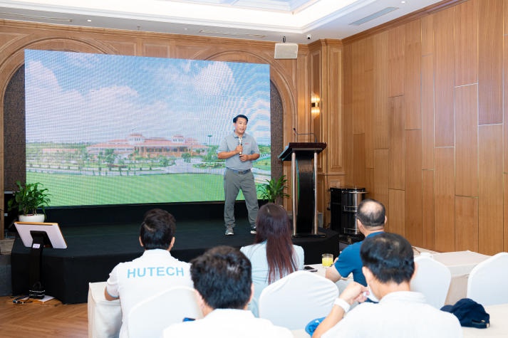 [Video] Tham quan sân Golf Tân Sơn Nhất, sinh viên HUTECH trải nghiệm đánh Golf, học kỹ năng quản lý 12