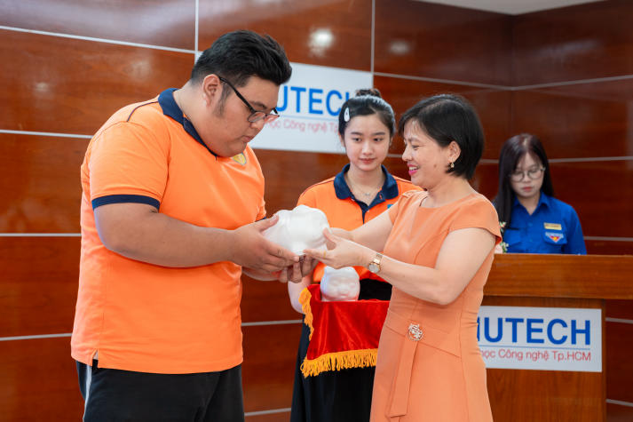 Khoa Quản trị Du lịch - Nhà hàng - Khách sạn khởi động công trình nuôi heo đất “Chạm yêu thương”, lan tỏa tinh thần sẻ chia 51