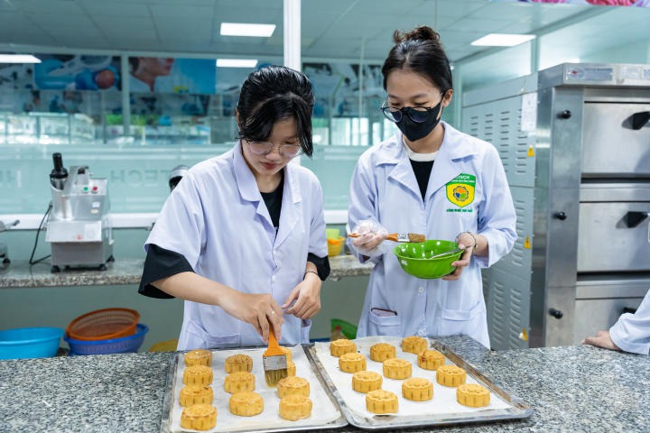 Sinh viên Viện Khoa học Ứng dụng HUTECH tự tay làm bánh handmade lan tỏa hương vị Tết Đoàn viên 53