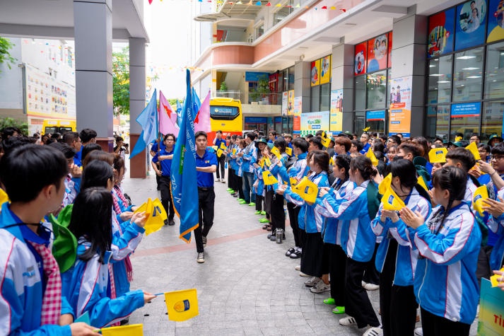 [Video] Hoa hậu Lê Hoàng Phương cùng chiến sĩ Mùa hè xanh HUTECH 2024 chính thức xuất quân 202